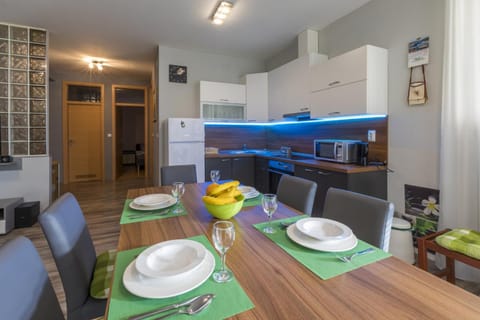 Kitchen or kitchenette, Dining area, minibar, pet friendly