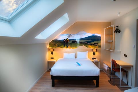 Bed, Natural landscape, Photo of the whole room, Bedroom, Mountain view