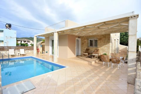 Property building, Patio, Day, Swimming pool, Swimming pool