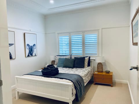 Family Getaway to Manly Beach plus free onsite parking, stroll to beach, cafes Condo in Manly