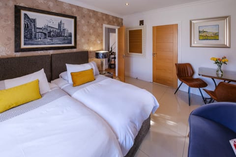 Bed, TV and multimedia, Photo of the whole room