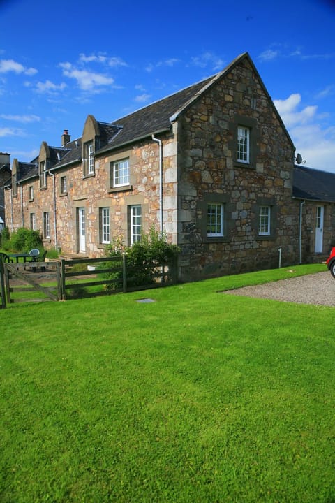 Arndean Cottages House in Scotland