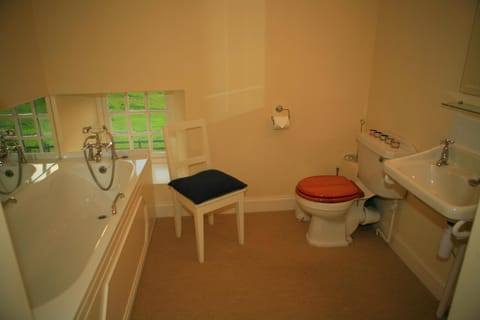 Arndean Cottages House in Scotland