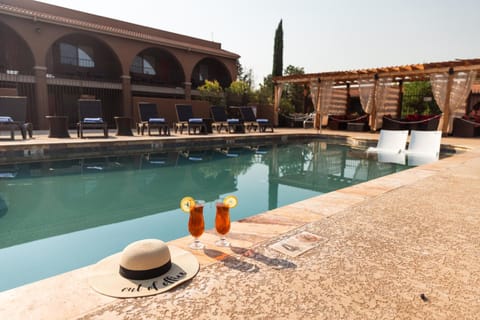 Swimming pool, sunbed