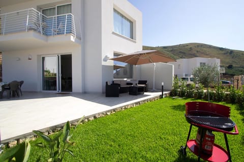 Property building, Patio, Facade/entrance, BBQ facilities, Garden, Balcony/Terrace