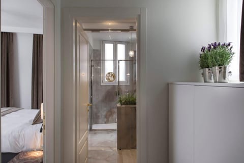 Bed, Bathroom, Photo of the whole room, Bedroom