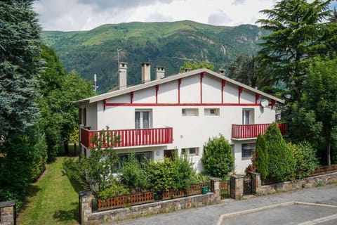 Grand Gîte Saint-Lary centre pour 15 pers. pouvant accueillir jusqu’à 17 pers. House in Saint-Lary-Soulan