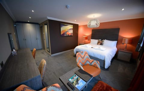 Bed, Photo of the whole room, Seating area