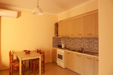 Kitchen or kitchenette, Dining area, pet friendly