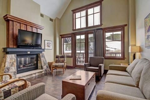 Expansive 4 Bedroom Ski In, Ski Out One Ski Hill Residence Located At The Base Of Peak 8 With Beautiful Views Condominio in Breckenridge