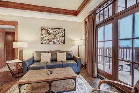 Luxury 1 Bedroom Ski In, Ski Out One Ski Hill Residence Located At The Base Of Peak 8 With Bowling Alley Onsite Eigentumswohnung in Breckenridge
