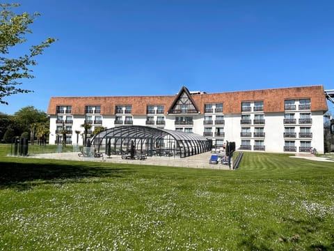 Property building, Day, Garden, Garden view