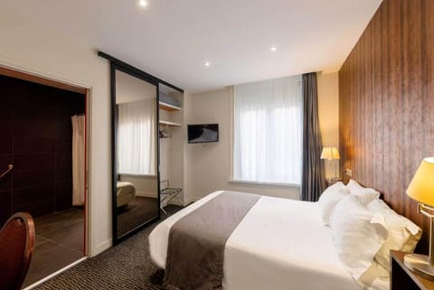 Bed, TV and multimedia, Photo of the whole room, Bedroom, wardrobe