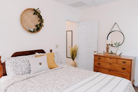 Photo of the whole room, Bedroom