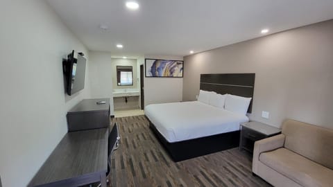Bed, TV and multimedia, Photo of the whole room, hair dresser