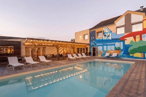 Property building, Communal lounge/ TV room, Evening entertainment, Pool view, Swimming pool, sunbed