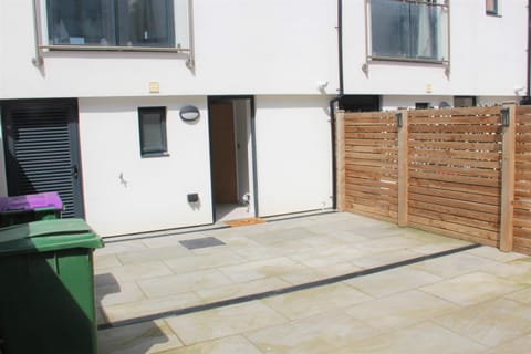 Modern **Pet friendly** 3 bed beach view Town House near Dover ,Canterbury ,Folkestone and Hythe Kent House in Hythe