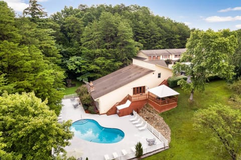 Property building, Day, Natural landscape, Swimming pool, sunbed