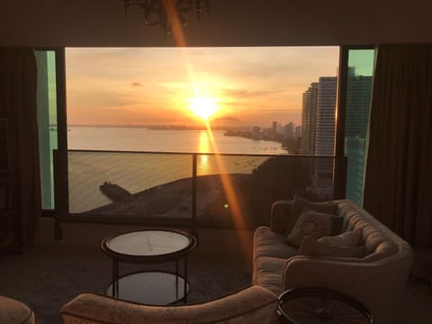 SUNRISE Gurney Seaview Luxury Duplex Condominio in George Town