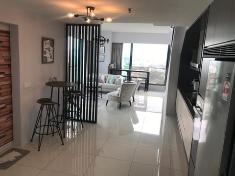 SUNRISE Gurney Seaview Luxury Duplex Condominio in George Town