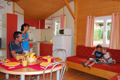 Lagrange Grand Bleu Vacances – Résidence Les Pescalunes Campground/ 
RV Resort in Agde