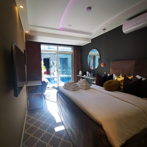 Bed, TV and multimedia, Photo of the whole room, Seating area, Bedroom, towels