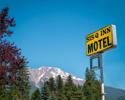 Sis Q Inn Motel in Weed