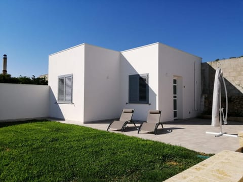 Property building, Garden view, sunbed