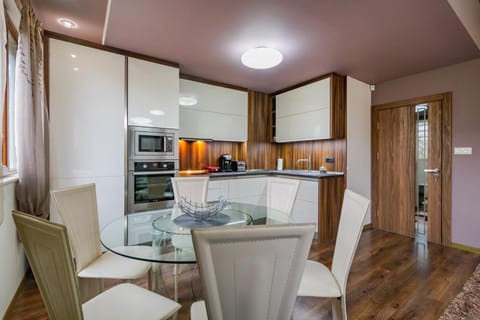 Cosy Luxury Flat in the Centrum- 90sqm - 3 rooms. Appartamento in Varna