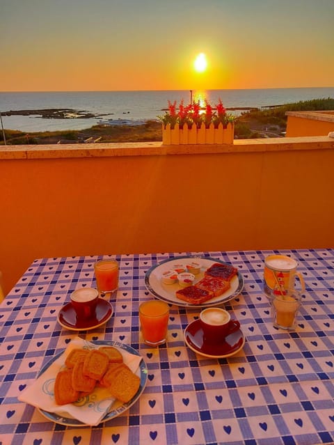 Natural landscape, Balcony/Terrace, Food and drinks, Beach, Landmark view, Sea view, Breakfast