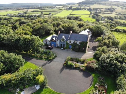 Patio, Bird's eye view, Summer, Garden, Library, TV and multimedia, Balcony/Terrace, Seating area, Tennis court, Garden view, Mountain view, Certificate/Award