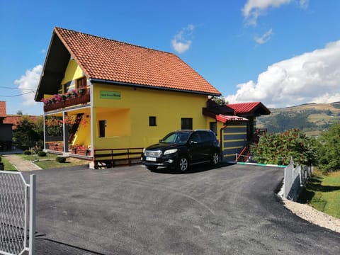 Property building, Day, Neighbourhood, Natural landscape, Mountain view, Parking