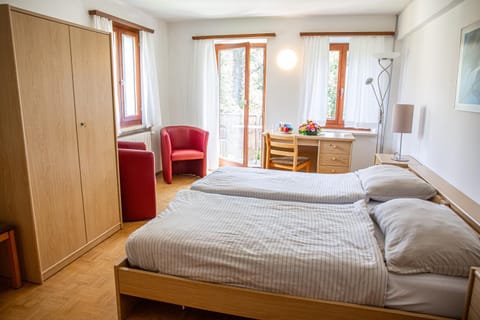 Photo of the whole room, towels, wardrobe