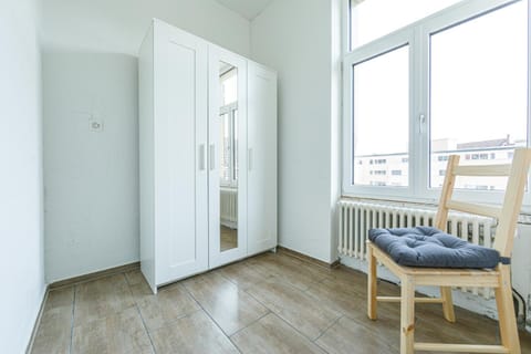 Photo of the whole room, Decorative detail