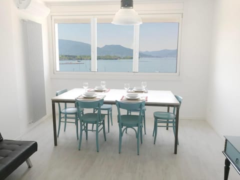 Living room, Dining area, Lake view