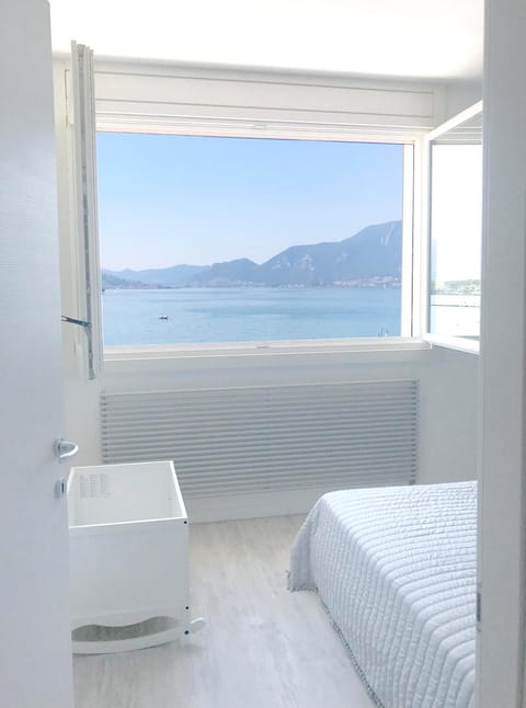 Bedroom, Lake view, cot