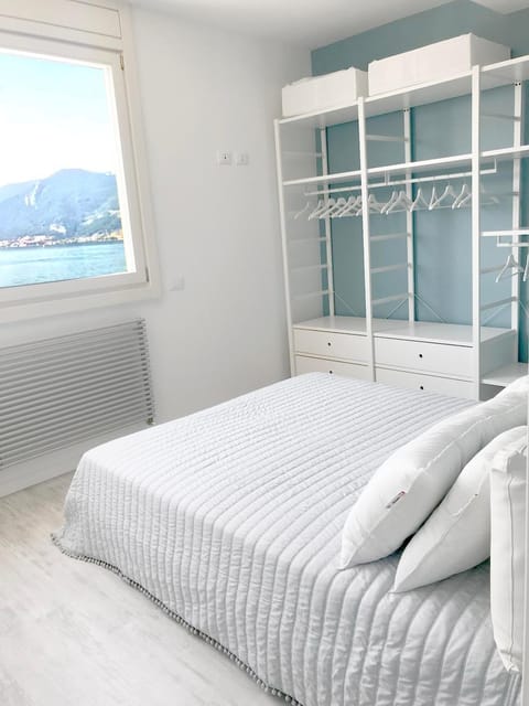 Bed, Photo of the whole room, Bedroom, Lake view