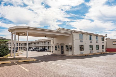 Property building, Facade/entrance, Day, On site, Time of day