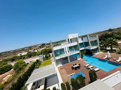 Day, Neighbourhood, Pool view, Location