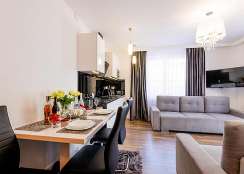 TV and multimedia, Kitchen or kitchenette, Living room, Seating area, Dining area