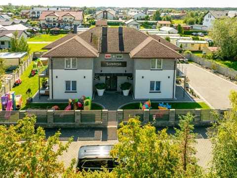 Property building, Neighbourhood, Bird's eye view, Garden, Garden view, Location, Parking