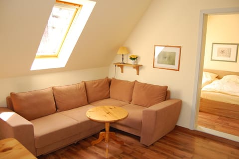 Photo of the whole room, Decorative detail