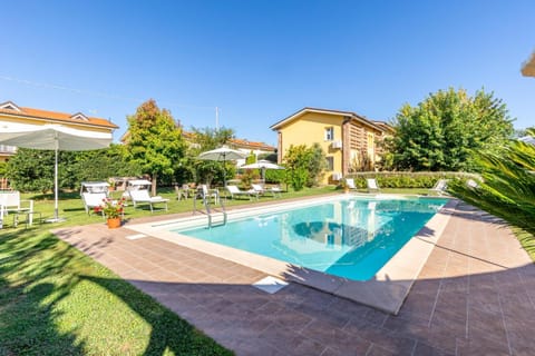 Property building, Day, Garden, Garden view, Swimming pool