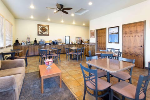 Restaurant/places to eat, Dining area, On site, Breakfast