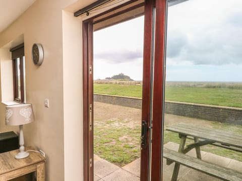 Shoreline House in England