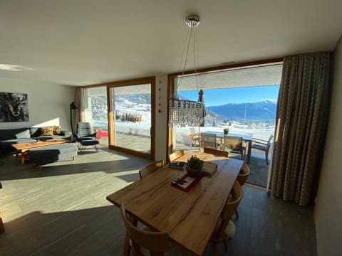 Casa Admisa, spektakuläre Aussicht, Ski in and out, hochwertige Einrichtung, Valserstein und Eiche Condo in Canton of Grisons
