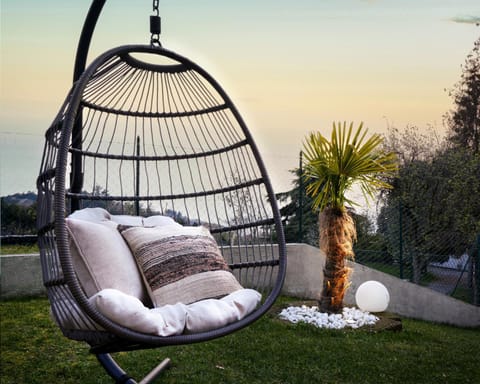 SalvatoreHomes - Luxury Villa with private Garden & BBQ Haus in San Zeno di Montagna