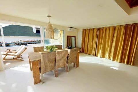 Beach penthouse with rooftopbar and Fiber WiFi, spectacular 180 degrees ocean view Apartment in Santa Maria