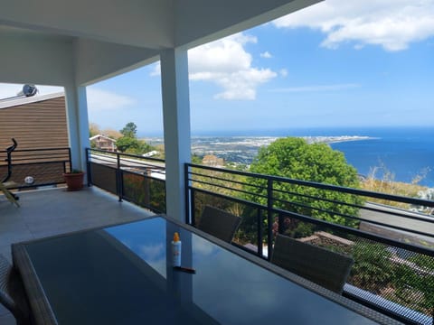 Villa de 5 chambres avec piscine privee jardin amenage et wifi a La Possession a 5 km de la plage Chalet in Réunion