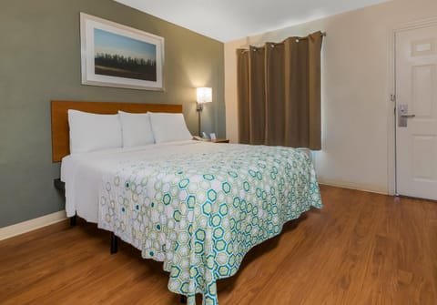 HomeTowne Studios by Red Roof Orlando - UCF Area Motel in Orlando